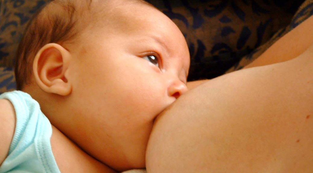 maman alimente bébé