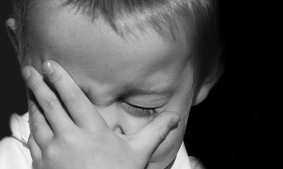 enfant souffre hémorroïdes