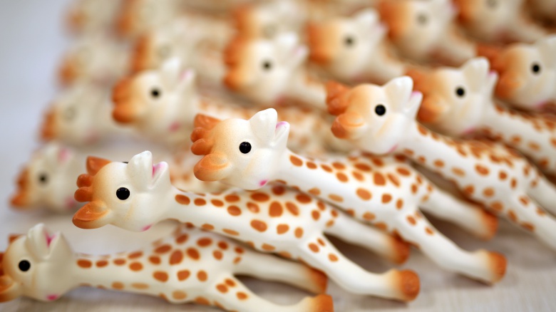 Sophie la Girafe : un jouet sain pour bébé ? Ou dangereux ?