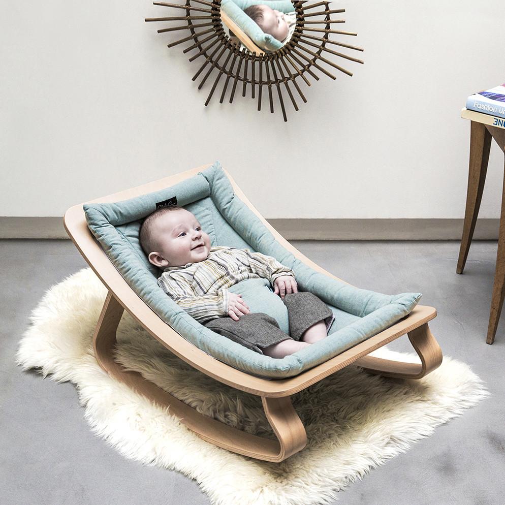 детская кроватка и кресло качалка